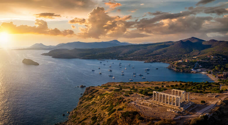 Panorama des Kap Sounion bei Athen zum Sonnenuntergang mit Tempel des Poseidon