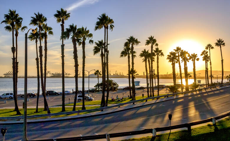 Autos parken am Long Beach in Kalifornien