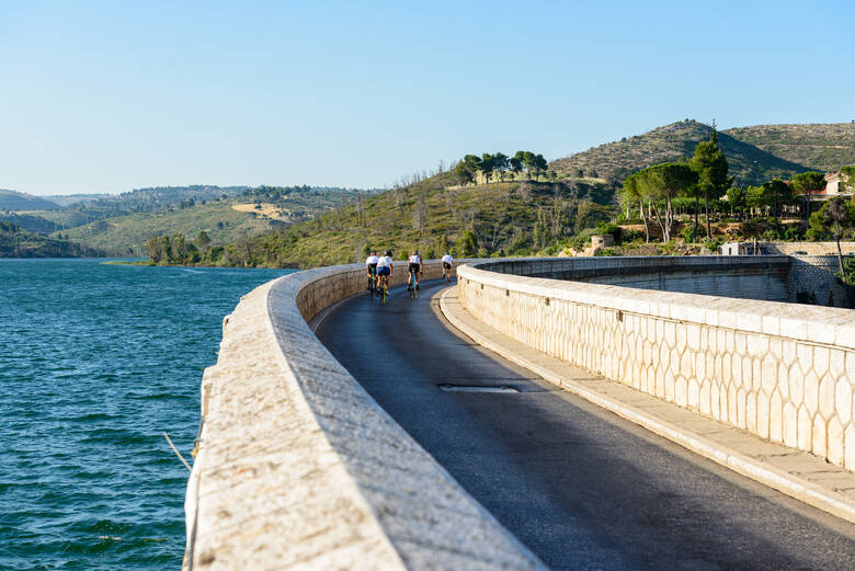 Fahrrdfahrer umrunden den Marathon-Dam in Griechenland 