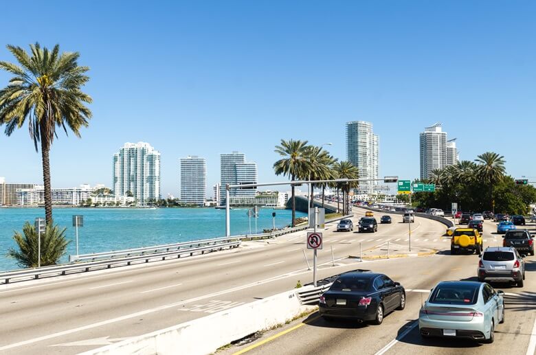 Autos auf dem Highway nach Miami