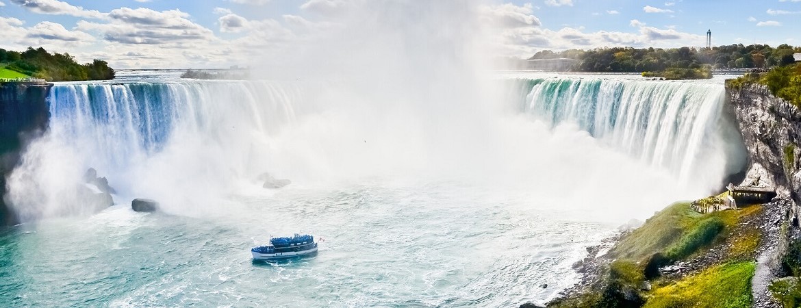 Schiff an den Niagarafällen