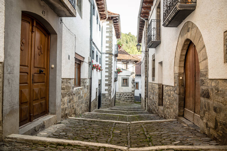 Kleine Gasse mit weißen Häusern in einem spanischen Ort