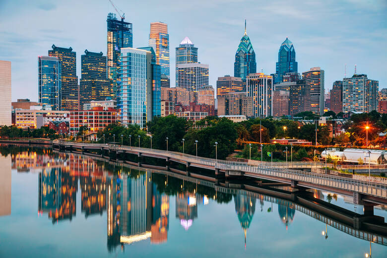 Beleuchtete Hochhäuser in Philadelphia am Abend 