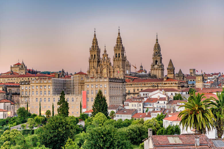 Kirche im Morgengrauen in Santiago de Compostela