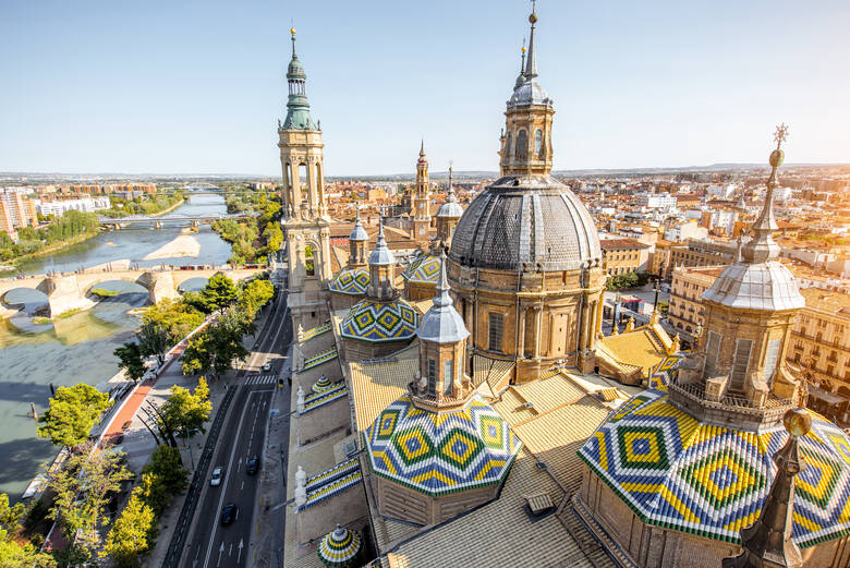 Blick auf die Kirche in Zaragoza an einem sonnigen Tag