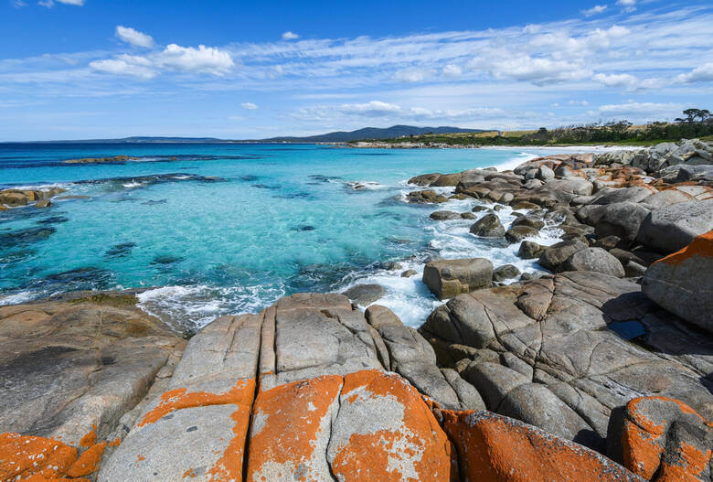 Bucht in Tasmanien auf strahlend blaues Meer