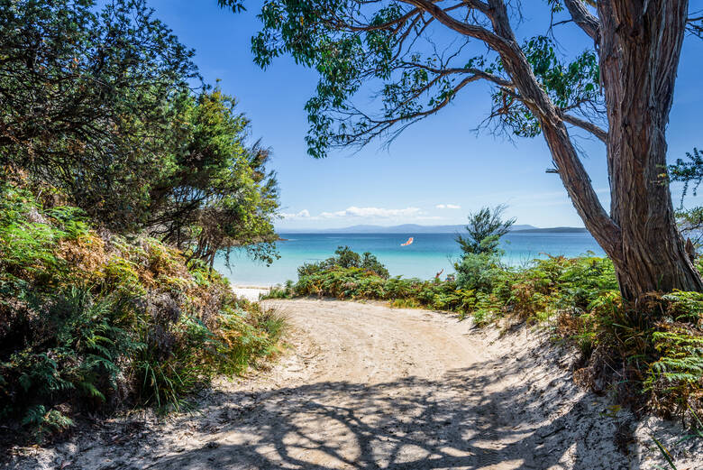 Weg zum Strand auf Bruny Island in Australien