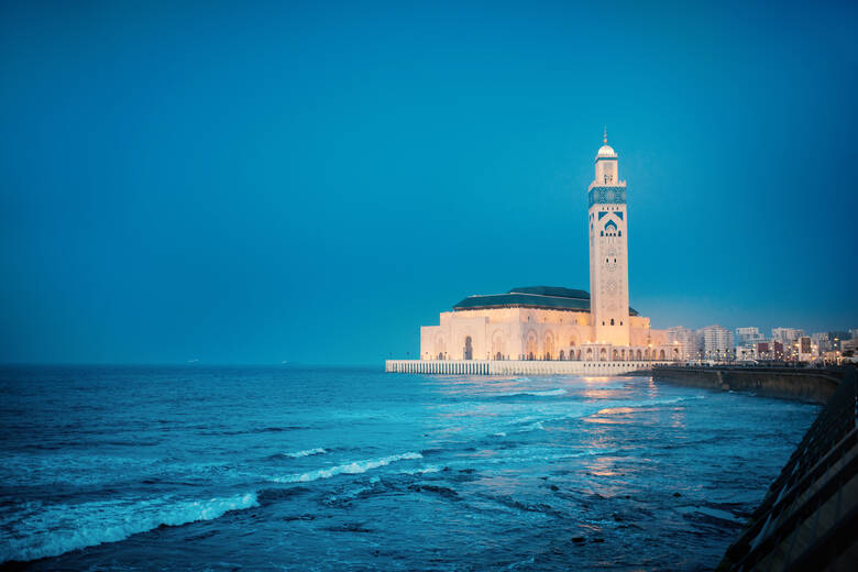 Die Hassan II Mosque in Casablanca bei Nacht