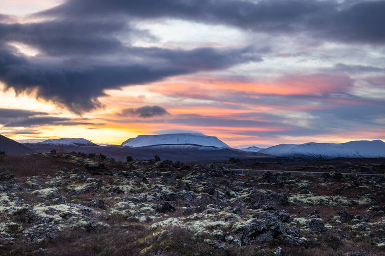 Felsformationen in Dimmuborgir bei Sonnenuntergang 