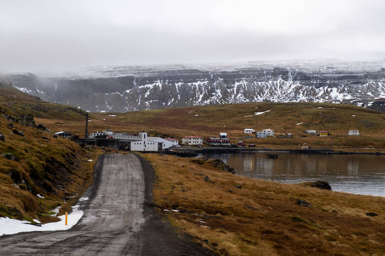 Die verlassene Ortschaft Djúpavík in den isländischen Westfjorden.