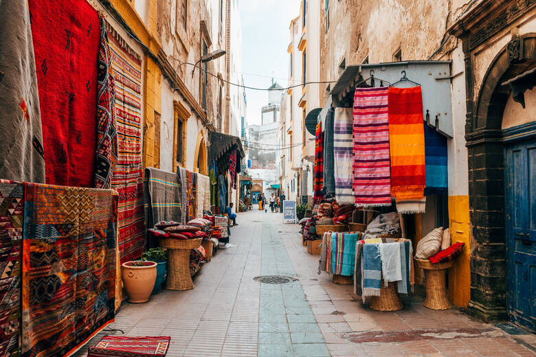 Gasse mit Händlern und Marktständen in Marokko