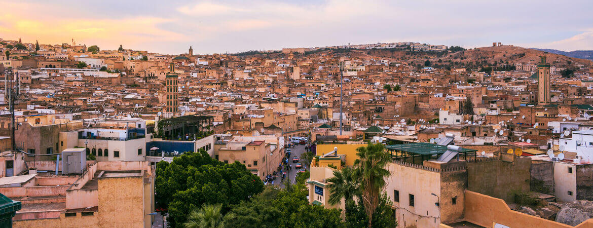 Blick über die Dächer von Fez in Marokko am Abend
