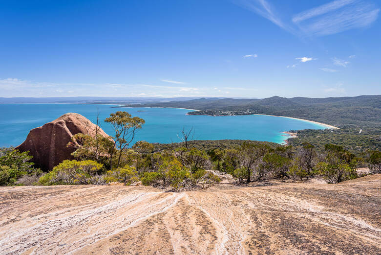 Die halbmondförmige Wineglas Bay in Tasmanien