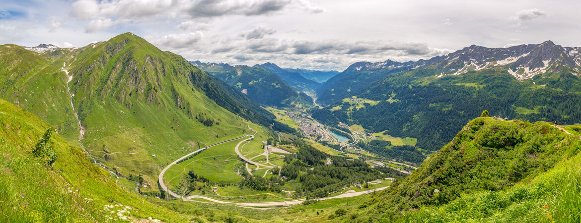 Gotthardpass in der Schweiz mit Blick auf das Tremolatal