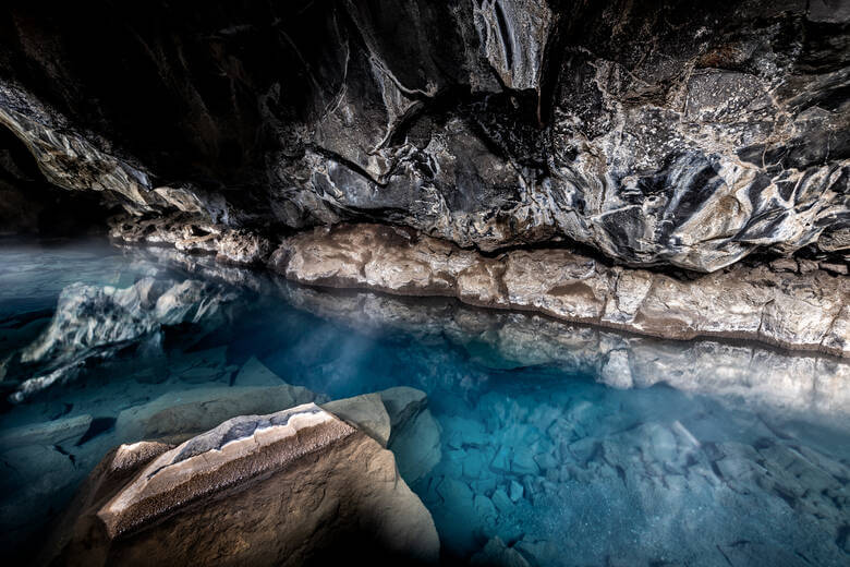Blaues Wasser in der Grjótagj-Höhle in Island 