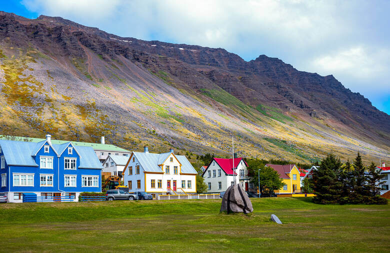Bunte Häuser in der Stadt Ísafjörður in Island 