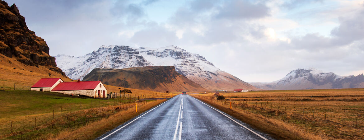 Straße in schöner Landschaft im Süden Islands