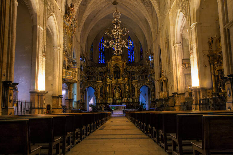 Altar und Kirchenbänke in der zweitgrößten Kirche auf Mallorca 