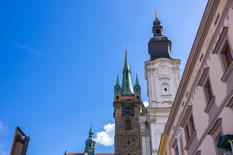 Kirchtürme und Altstadtbauten in Klattau in Tschechien