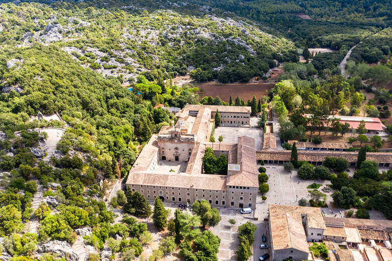 Kloster Lluc auf Mallorca aus der Vogelperspektive 