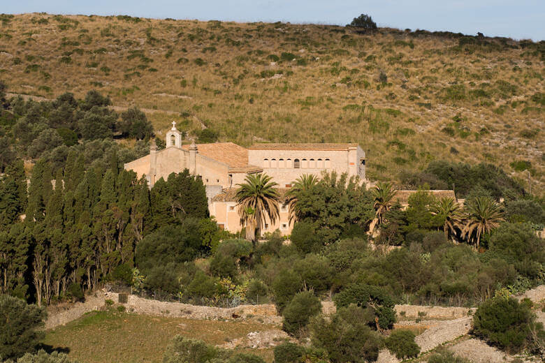 Kloster auf Mallorca zwischen sanften Hügeln