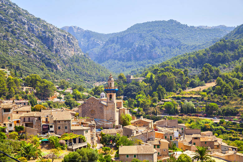 Das Kloster auf Mallorca erhebt sich über Valldemossa 