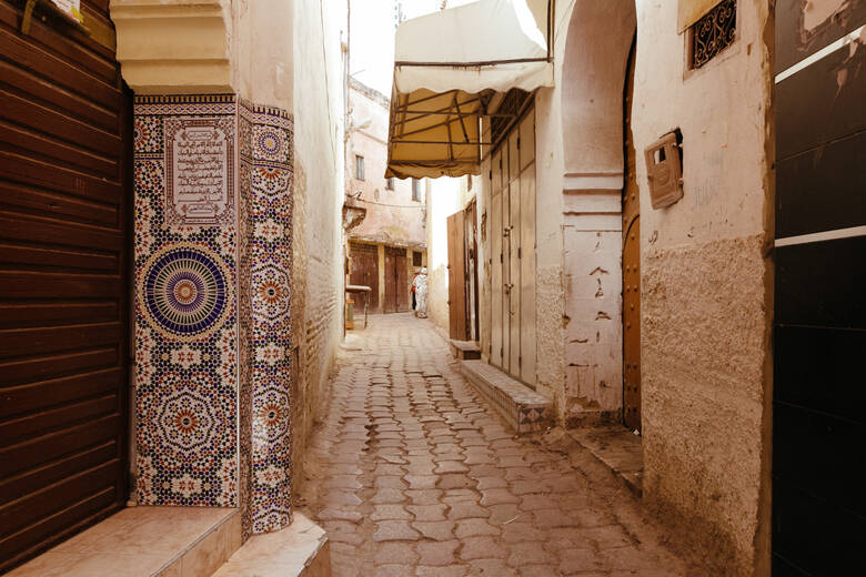 Gasse in der Altstadt von Meknes in Marokko