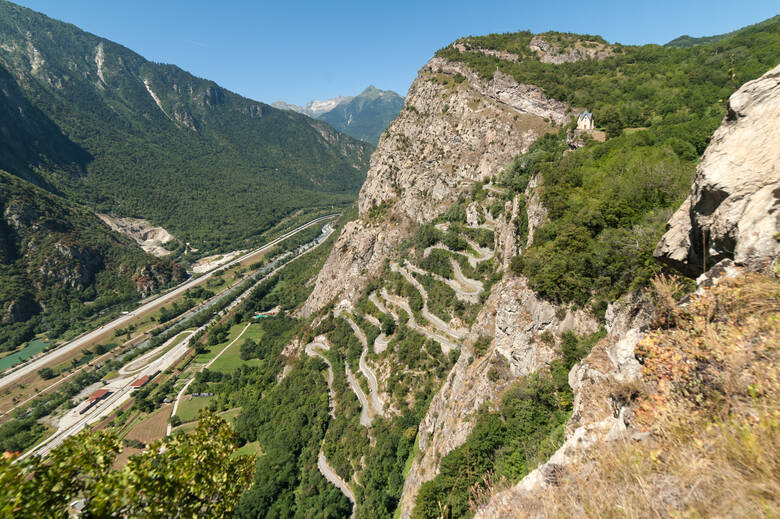 Montvernier in Frankreich mit Serpentinenstraßen