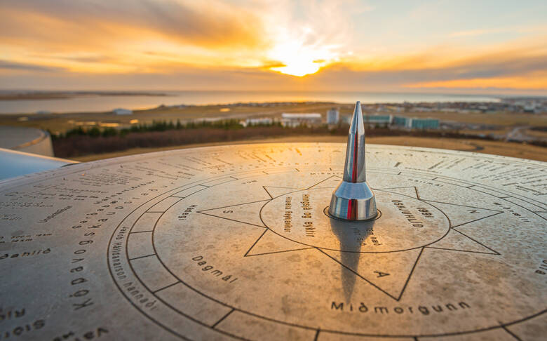 Sonnenuhr im Perlan-Museum in Reykjavik mit Sonnenuntergang