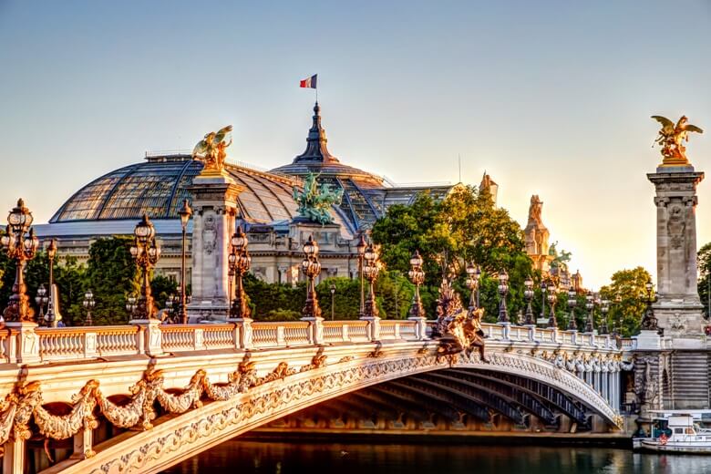 Die prunkvolle Brücke Pont Alexandre III in Paris