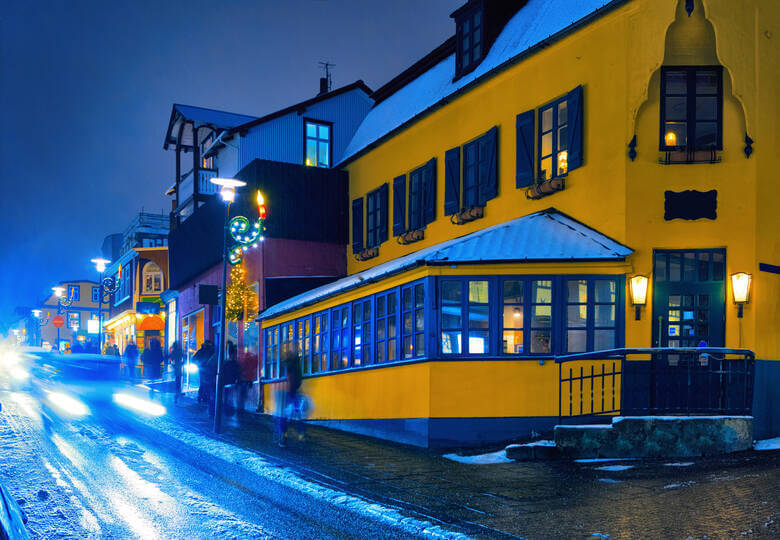 Partyviertel Laugavegur in Reykavik bei Nacht