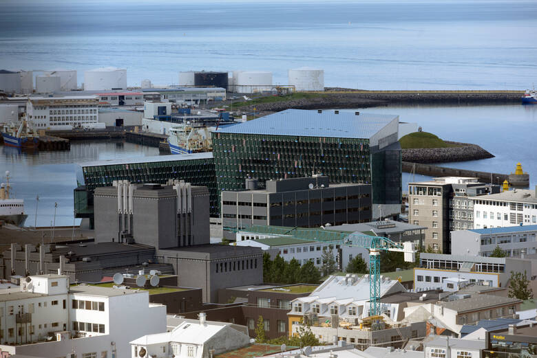 Blick über die isländische Hauptstadt Reykjavik mit der Konzerthalle Harpa vom Turm der Hallgrimskirkja