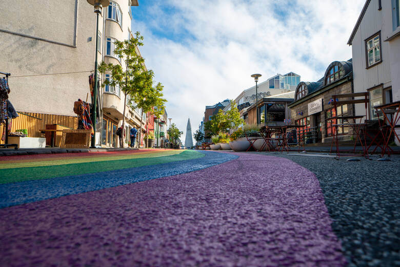 Regenbogen auf Asphalt in Reykjaviks Ausgeh- und Shoppingviertel