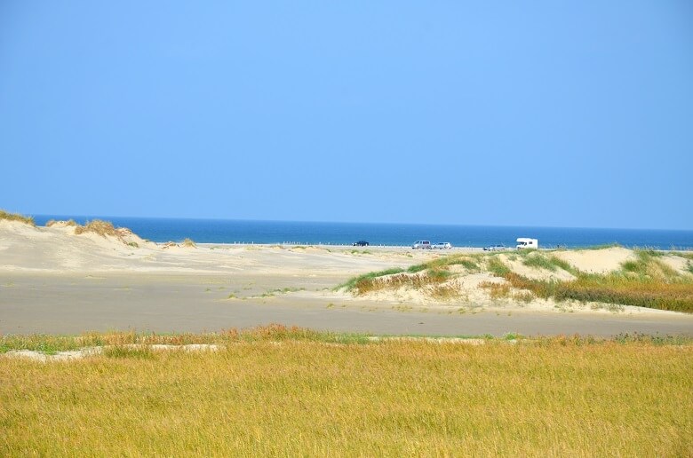 Autos am Strand von Rømø in Dänemark