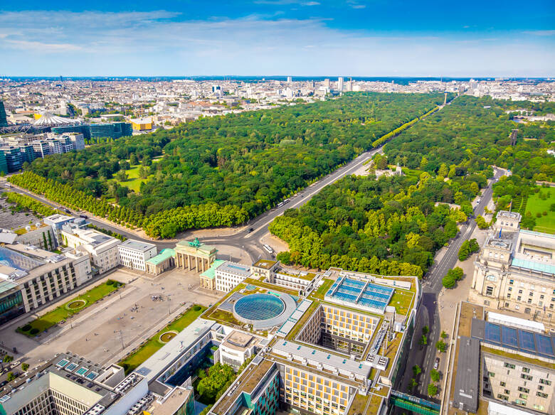 Unter den Linden in Berlin mit dem Brandenburger Tor