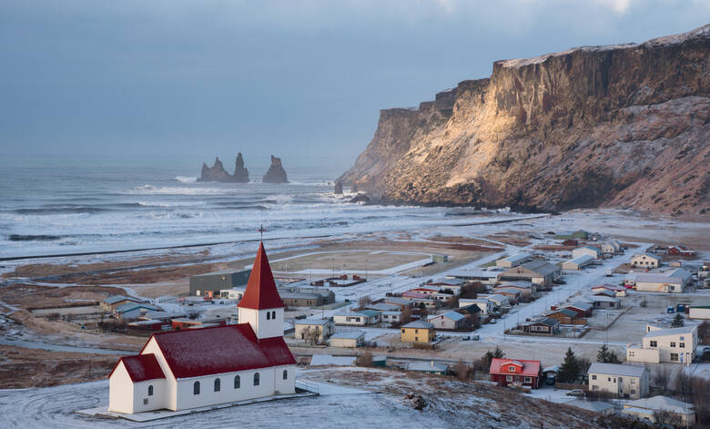 Schwarzer Lavastrand in Vík í Mýrdalur in Island im Winter