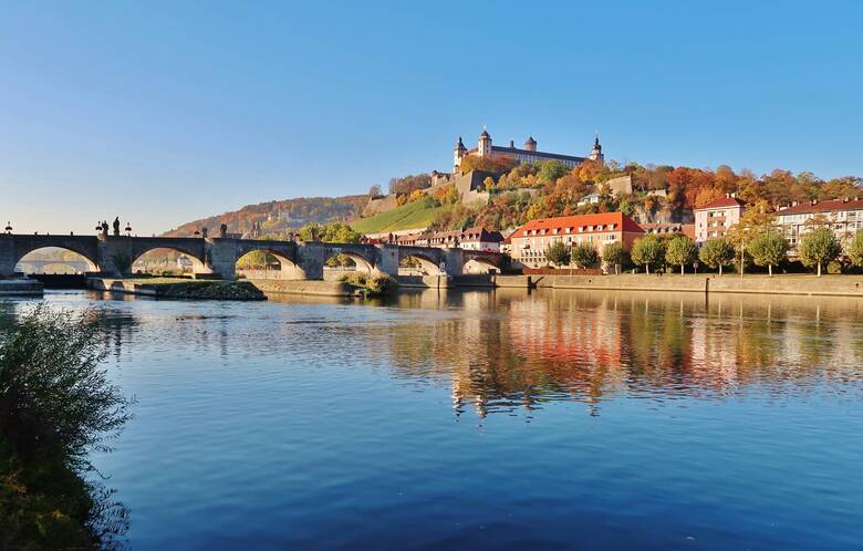 Blick auf Würzburg der alten Mainbrücke und der Festung 