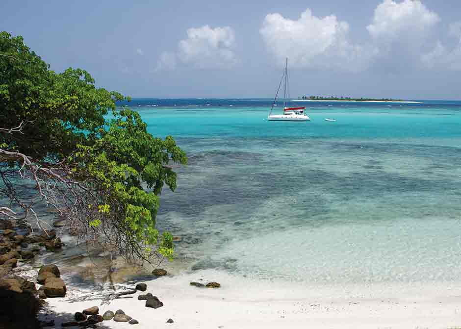 Segelboot vor der Karibikinsel St. Vincent