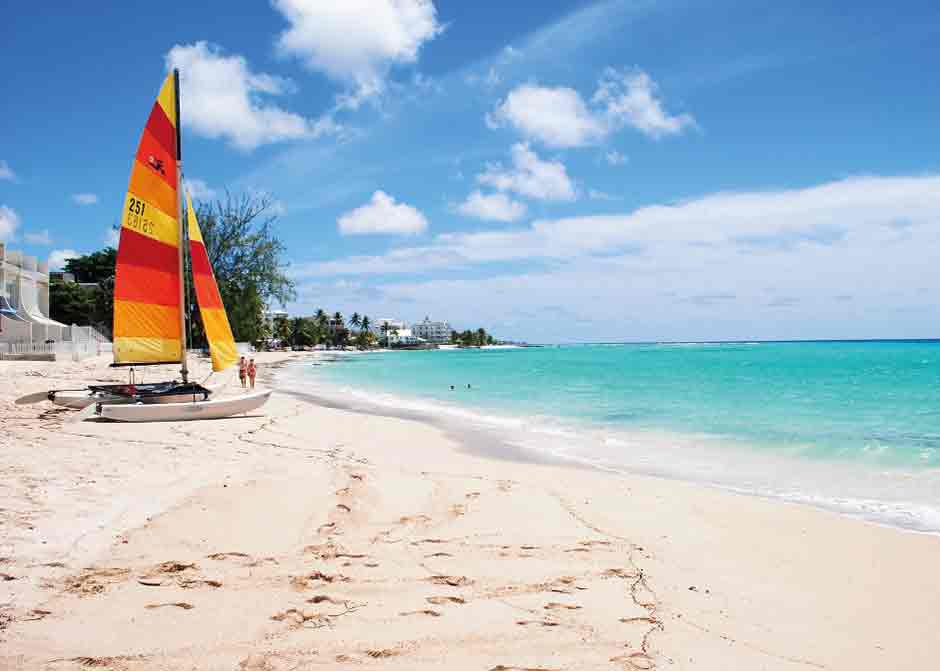 Segelboot am Strand der Karibikinsel Barbados