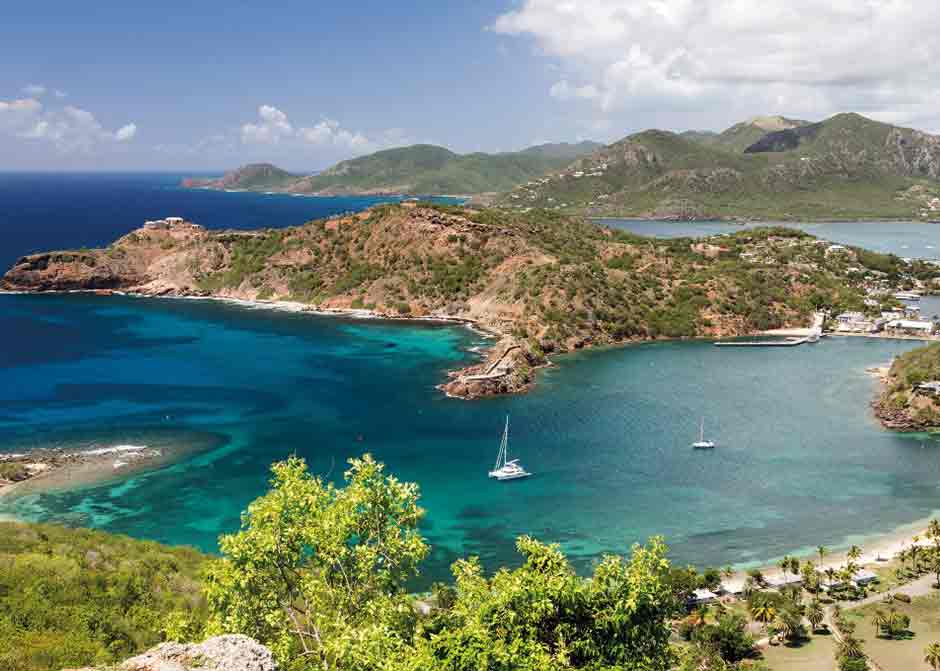 Segelboot auf dem Meer vor der Karibikinsel Antigua