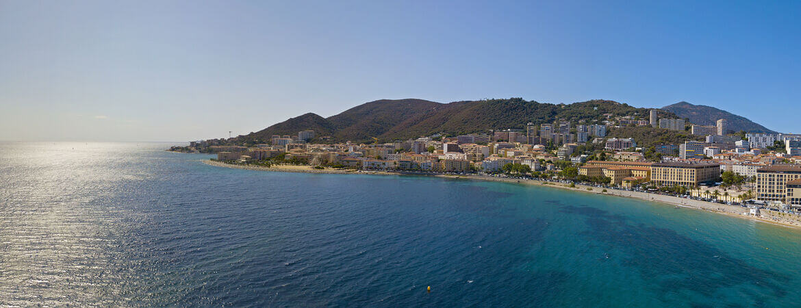 Blick auf die Insel Korsika und Ajaccio