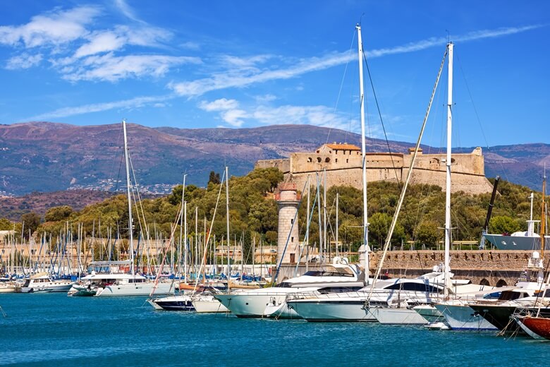 Blick über den Hafen und die Stadmautern von Antibes in Frankreich