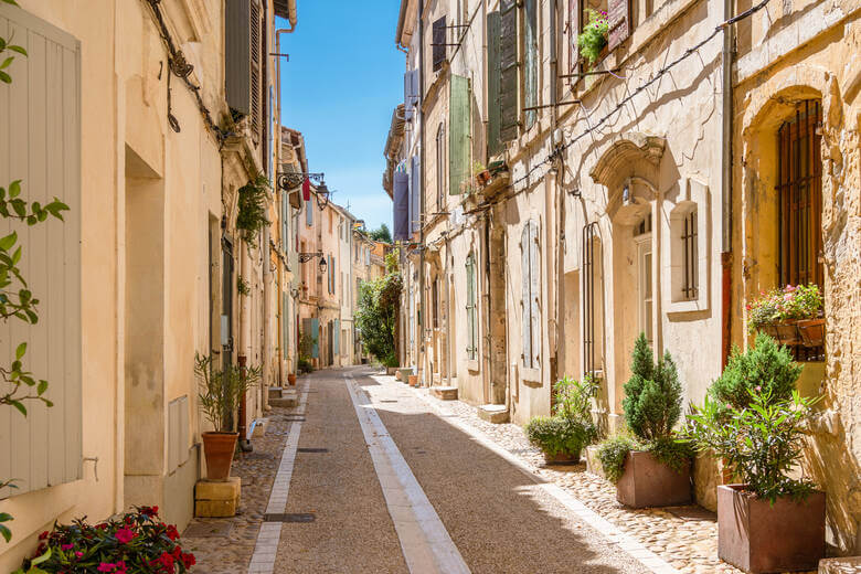 Kleine Altstadtgasse in der französischen Stadt Arles