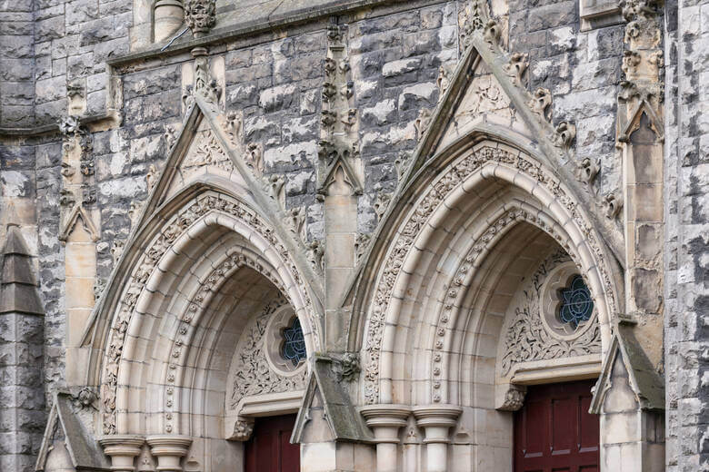 Eingang einer Kathedrale in Nordirland 
