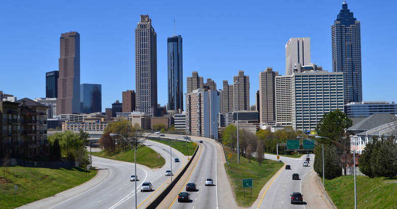 Hochhäuser und Highway in Atlanta 