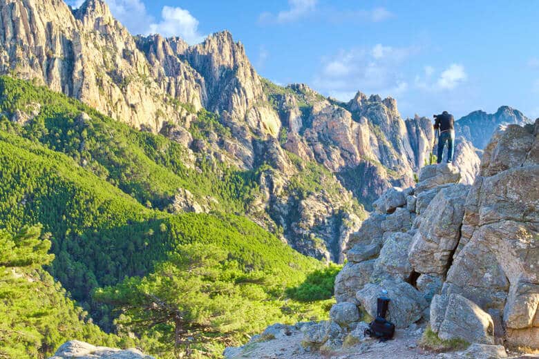Fotograf fotografiert die Felsen im Bavella-Massiv auf Korsika