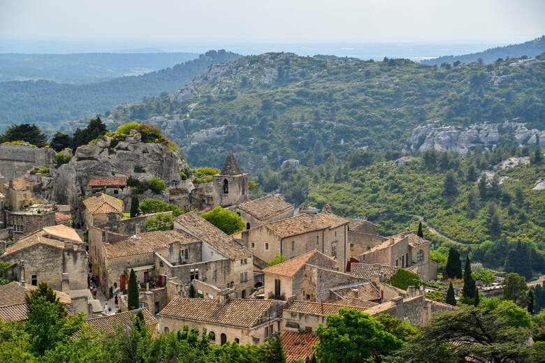 Die Stadt Les Baux-de-Provence mitten in den Bergen 
