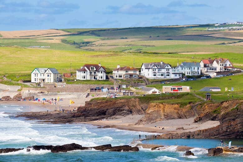 Häuser auf einer Klippe in Cornwall