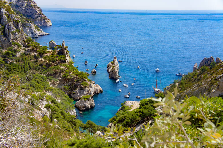 Felsenküste mit Blick uf das Meer in Südfrankreich