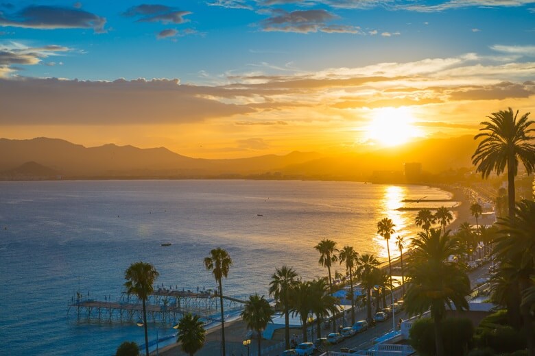 Die Promenade in Cannes bei Sonnenuntergang